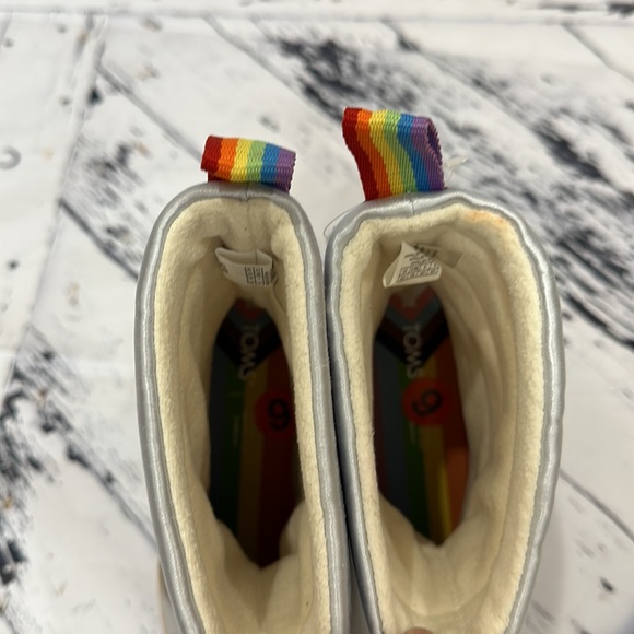 NWT TOMS WOMEN SILVER MAKENNA LEATHER QUILTED RAINBOW FLEECE WINTER SNOW BOOTS 6 - Picture 10 of 10